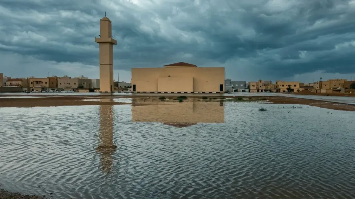 عاجل: أمطار غزيرة وصواعق رعدية تضرب رفحاء… هل تخطر في بلدك؟