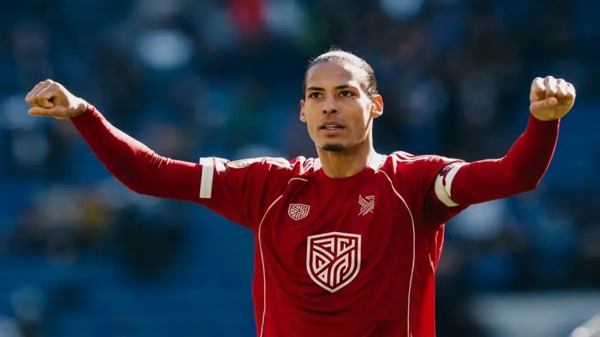 🔥 عاجل: فان دايك يصرع إيفرتون بقلب الساعة 90+10 - صلاح يبدأ والهولندي ينهي والريدز يطارد الأبطال!