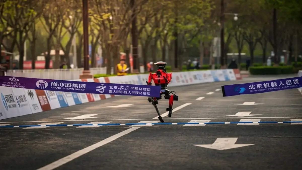 إنجاز غير مسبوق: روبوت يحطم الرقم العالمي للبشر في نصف ماراثون ويغلق الفارق بـ 50 دقيقة صادمة!