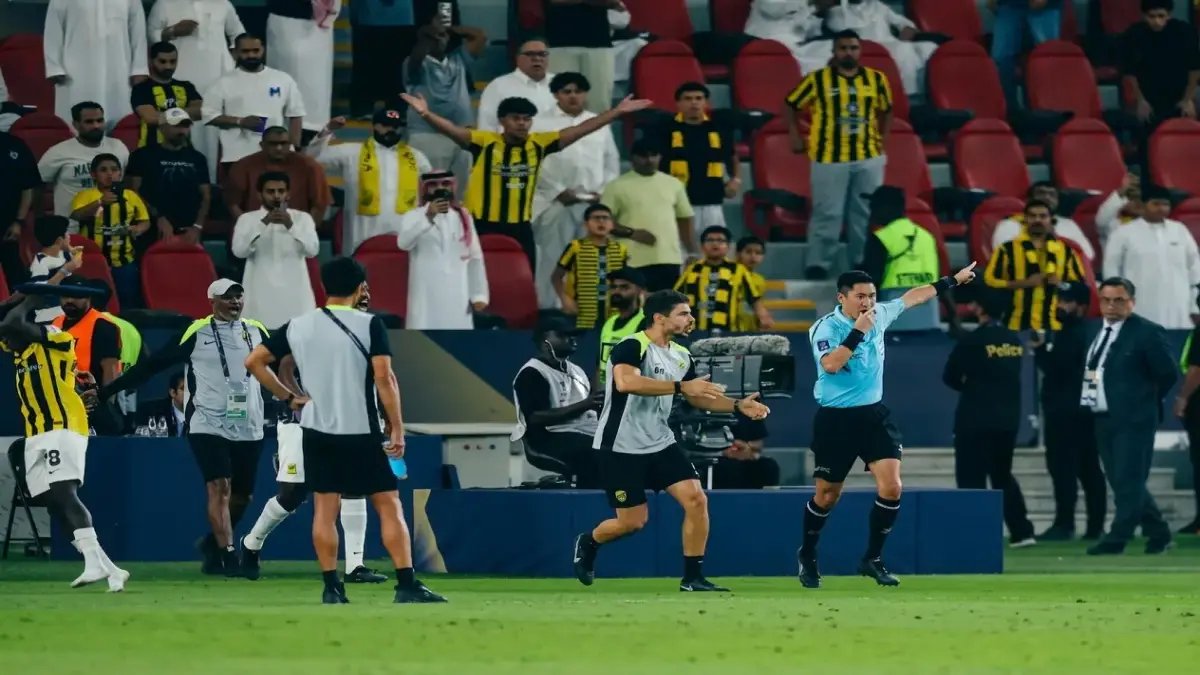 عاجل: الحكم الصيني 'مانينغ' يُبعد نهائياً من دوري أبطال آسيا بسبب أخطاء كارثية... هل كانت قراراته السبب في خروج الاتحاد السعودي؟