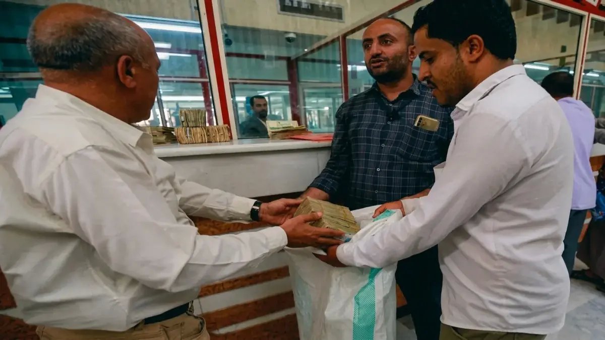 صادم: تأخر رواتب الموظفين 5 أشهر وسحب 50 دولار يومياً فقط... هل وصلت معاناة اليمنيين إلى مرحلة الانفجار؟