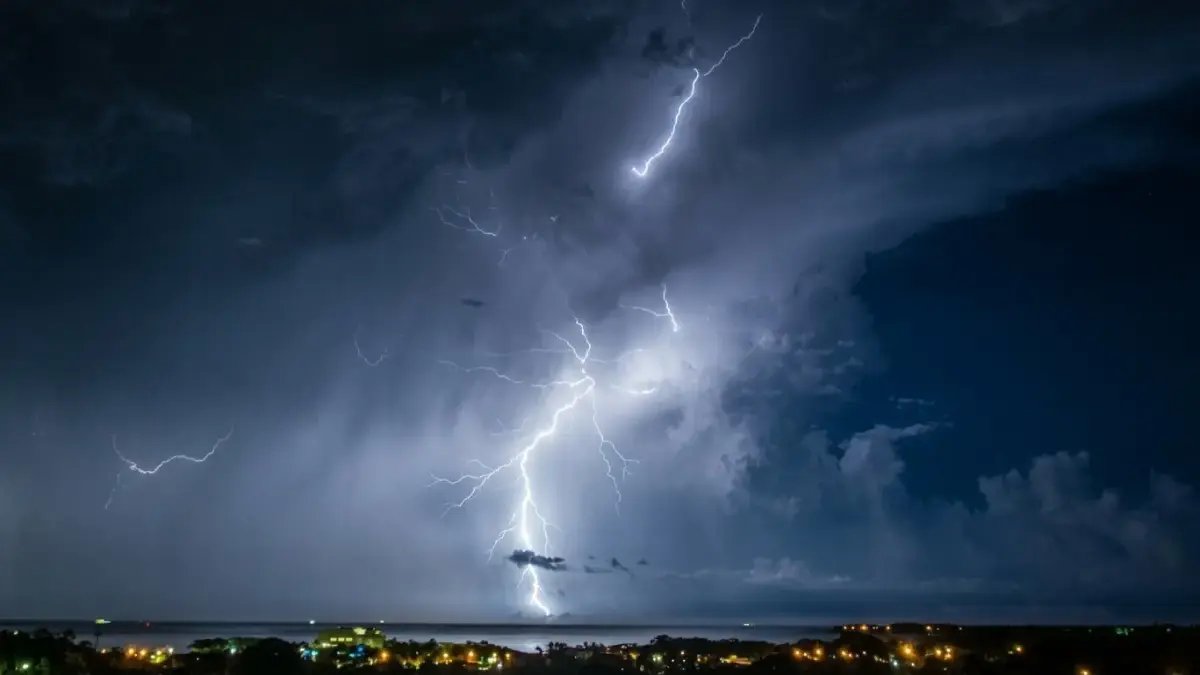 عاجل من الأرصاد: خليط من الصاعق والبارد يهدد المملكة - سيول قوية وأمطار رعدية وبرد على الرياض والشرقية والشمالية!