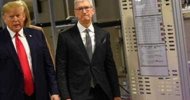 ترامب يتحدث عن علاقته بـ تيم كوك: يتصل بى كثيراً لأساعده