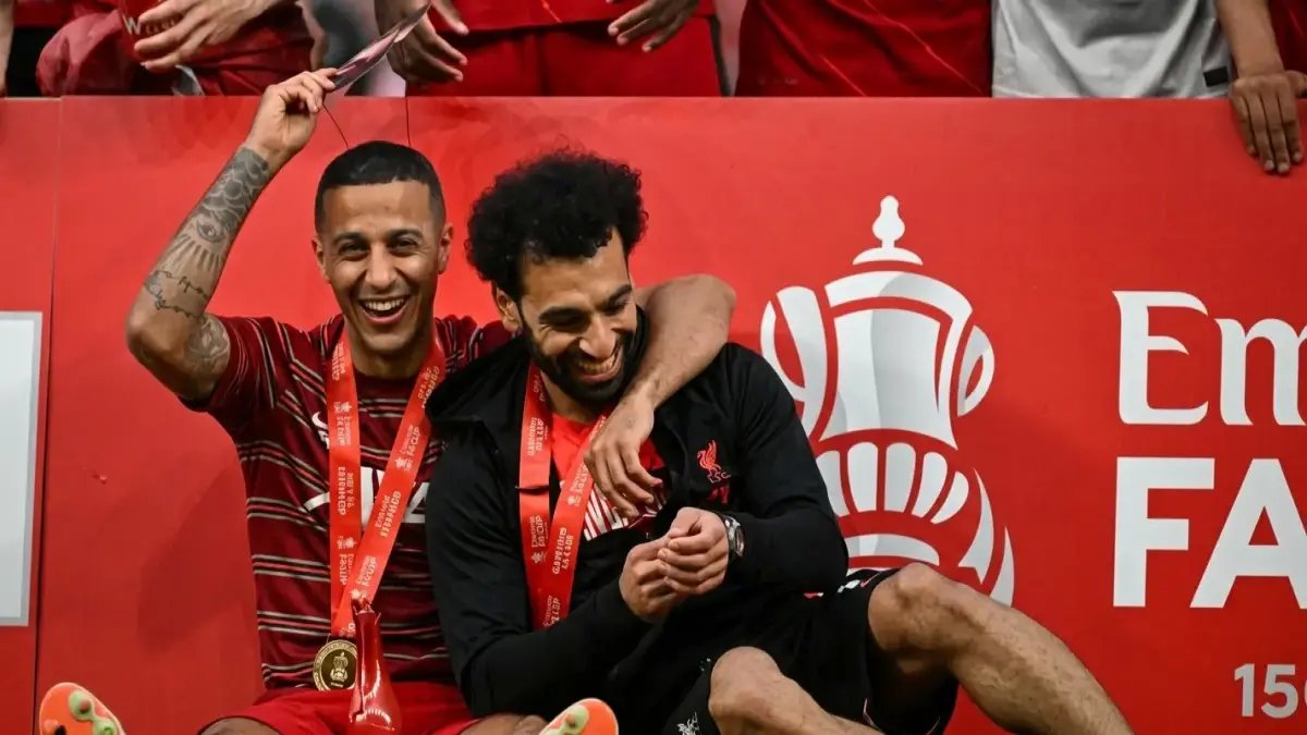 مصدر مُختم: تياغو ألكانتارا يكشف أول كلمة عن رحيل صلاح وروبرتسون… وشحنة أسطورية في رسالة أخيرة!