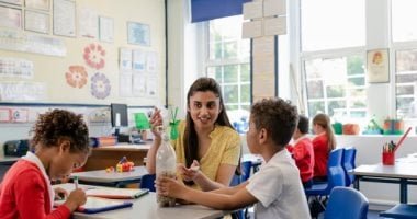 مقاعد الفصول الدراسية فارغة فى إنجلترا قريبا.. انخفاض عدد المواليد سببا