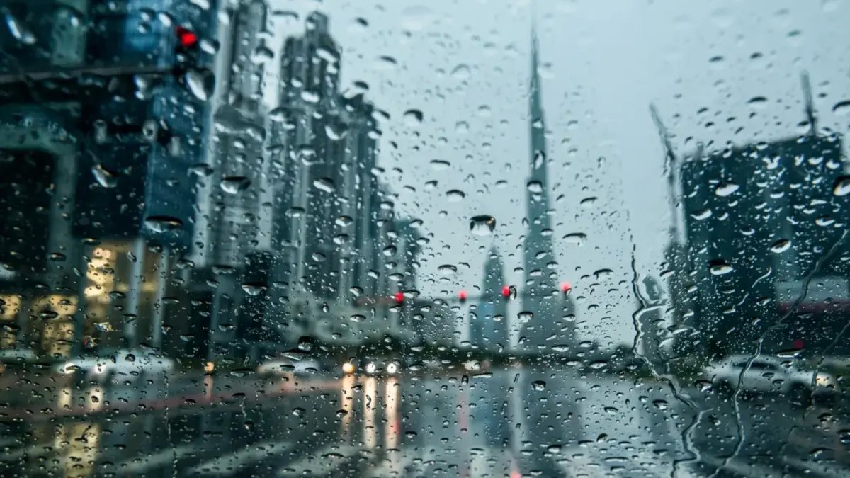 عاجل: منخفض جوي يجتاح الإمارات بهطول أمطار متفرقة… تحذير المركز الوطني: ابتعدوا عن مجاري السيول!