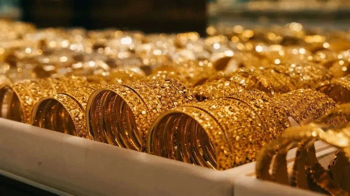 صراع الأسعار: شاهد الفارق الصادم بين صنعاء وعدن! جرام الذهب يتجاوز 200 ألف ريال… أرقام جديدة اليوم