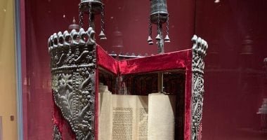 كنوز نادرة بمتحف الغردقة.. نسخة مدهبة من المصحف وصندوق لفائف التوراة.. صور