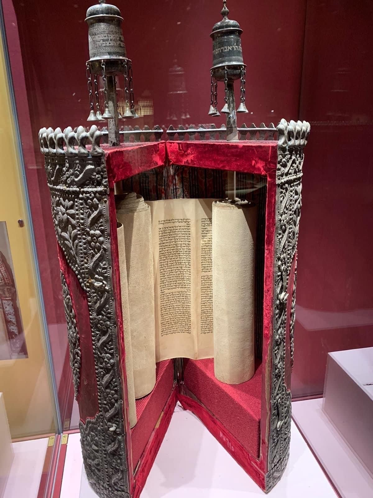 صندوق حفظ لفائف التوراه