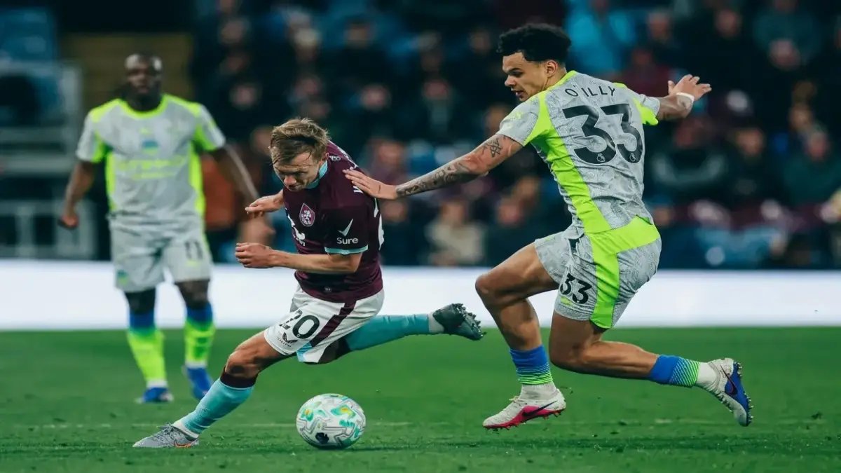 بث مباشر🔥: مانشستر سيتي يسحق بيرنلي أو ينهار؟ المواجهة الصاعقة تبدأ في 10 مساءً!