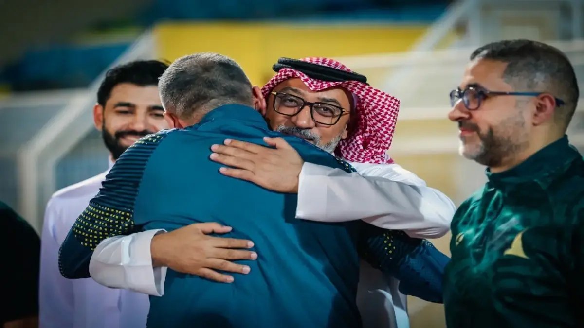 حصري: رئيس الخليج يكشف رسالة سرية للمدرب دونيس بعد قرار مفاجئ - هل تعرف ما قاله قبل إقالة رينارد؟