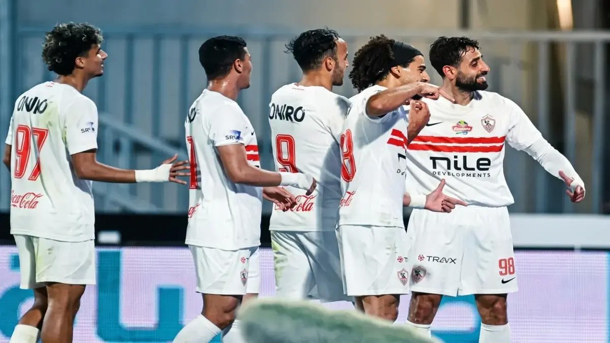 حادث صادم في الدوري المصري: دماء وإصابة قوية تُنهي مباراة بيراميدز بعد اصطدام قطة في الملعب... شاهد الفيديو!