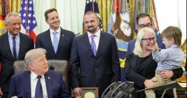 أزعجه صوت ترامب.. طفل متعافى من الصمم يثير جدلا فى البيت الأبيض.. فيديو