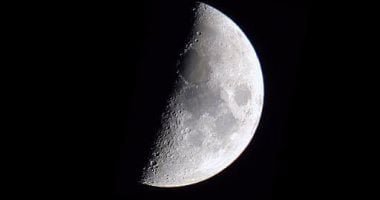 الليلة القمر فى طور التربيع الأول ونصف قرصة يظهر مضاءً فى مشهد بديع