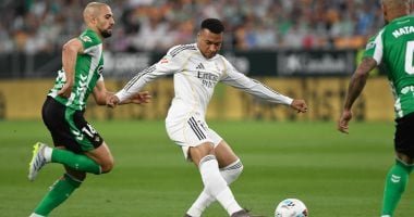 ريال مدريد يتعثر أمام بيتيس ويقرب برشلونة من التتويج بالدوري الإسباني