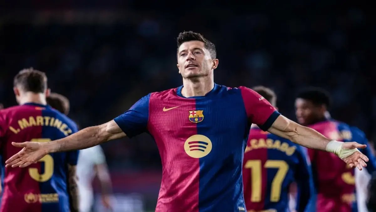 قرار فليك الصادم: ليفاندوفسكي يقود هجوم برشلونة... هل يكسر خيتافي ويحسم الليجا؟