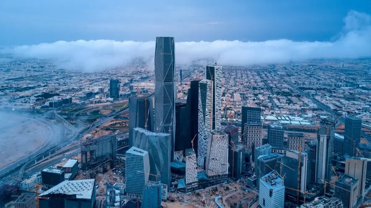 عاجل: توقعات صادمة - أمطار غزيرة تضرب الرياض 4 أيام متتالية... الدفاع المدني يحذر من خطر محدق!