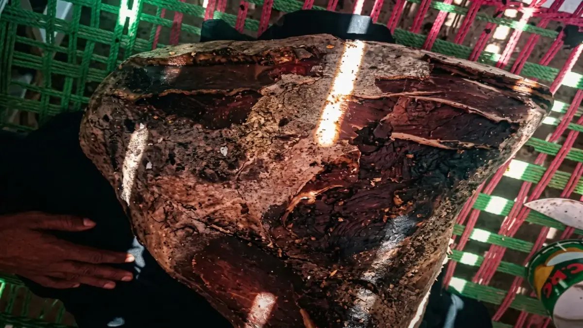 عاجل: ضربة حظ ستغير حياته! صياد يمني يعثر على كنز العنبر النادر بقيمة 700 ألف ريال على شواطئ باب المندب