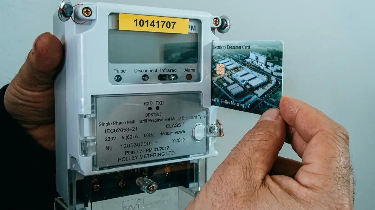تحذير رسمي من الكهرباء: لا تشحن العداد "أبو كارت" بـ 100 جنيه... مبلغ مُثير للشكوك قد يُفضي إلى تفتيش عاجل