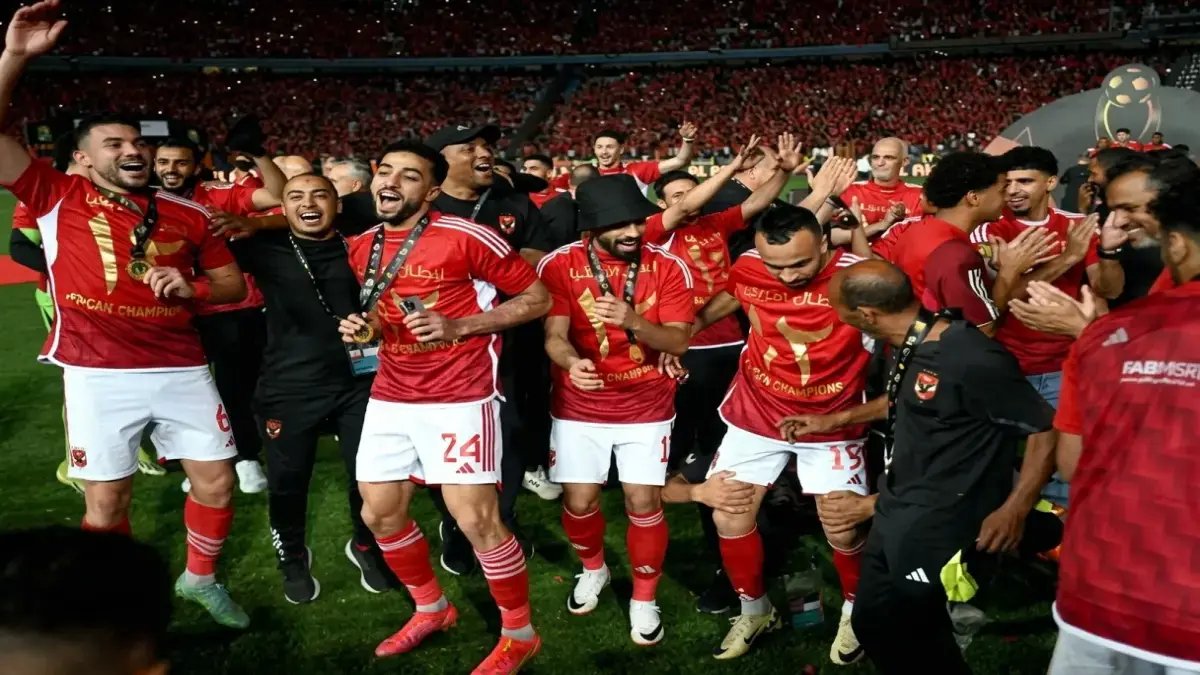 انهيار دفاع الأهلي يدفع القلعة الحمراء إلى خطوة صادمة: 3 مدافعين مرشحين لتعويض داري ووقف استقبال 33 هدفاً