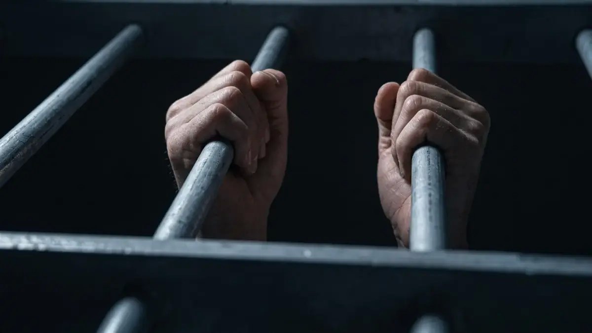 عاجل: الحبس يضرب قفصاً قاسياً لمتاجرين بالأطفال في القاهرة… 10 متهمين يتحولون للمحاكمة بعد فضحهم!