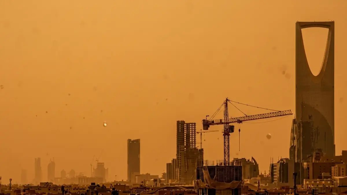عاجل: الرياض تحت حصار الغبار - قرار مصيري حول الدراسة يتوقع خلال ساعات!