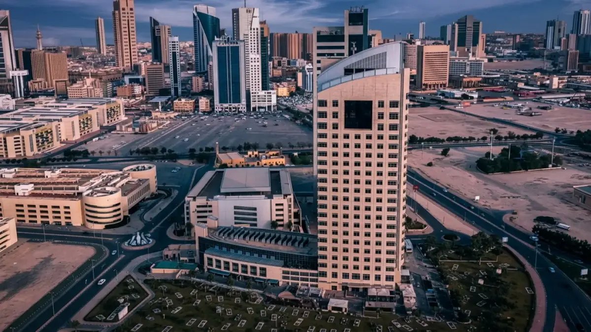 لماذا يتحدث العجيمي عن هذا الآن؟ يكشف: نهاية العمل الحكومي تبدأ عند بلوغ الرجال سن 55 عاماً