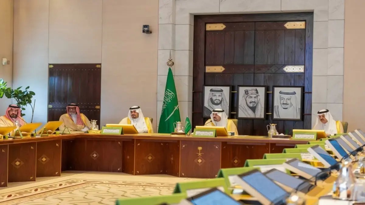 حصري: أمير الرياض يرأس اجتماع جائزة التميز والإبداع… قرارات سريعة لتكريم 8 مسارات للمبدعين في الرياض!