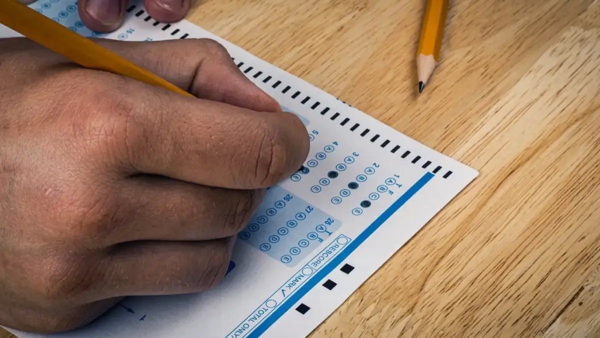 عاجل لأبناء السعودية: الاختلاف الصادم بين اختبار التحصيلي والقدرات الذي قد يهدد مستقبل طلاب الثانوية العامة!