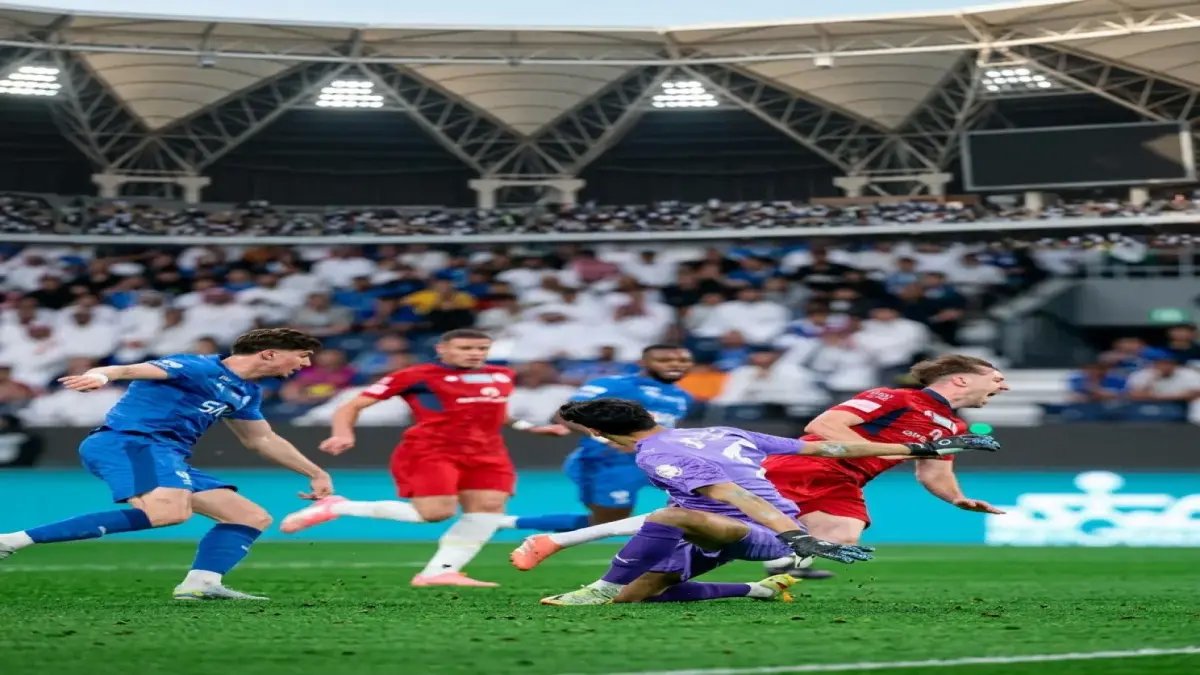 عاجل: الحكم السلوفيني يخطف ركلتين لضمك - ريشة يكشف: 'مؤامرة VAR تحرم ضمك من هدفين حاسمين'!