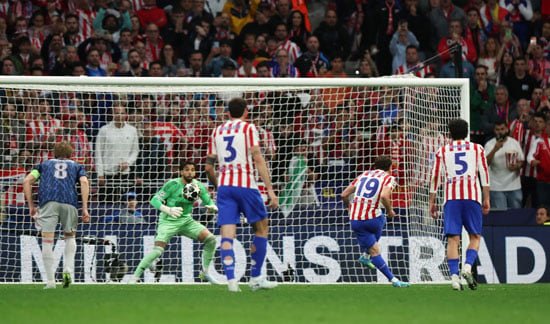 ألفاريز يسجل هدف التعادل