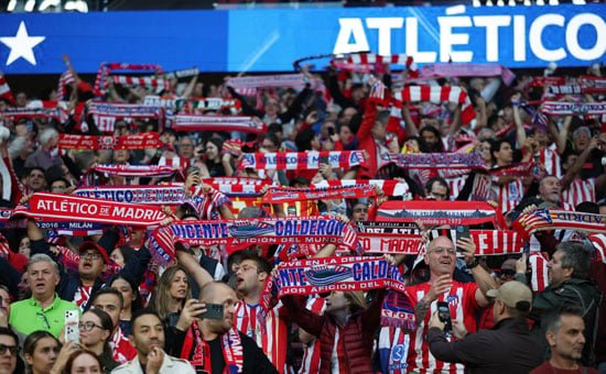 جمهور أتلتيكو مدريد خلال مباراة أرسنال