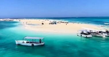 جمال الطبيعة الفريد يتجلى فى شاطئ الغرام.. إطلالة بانورامية تجذب المصطافين