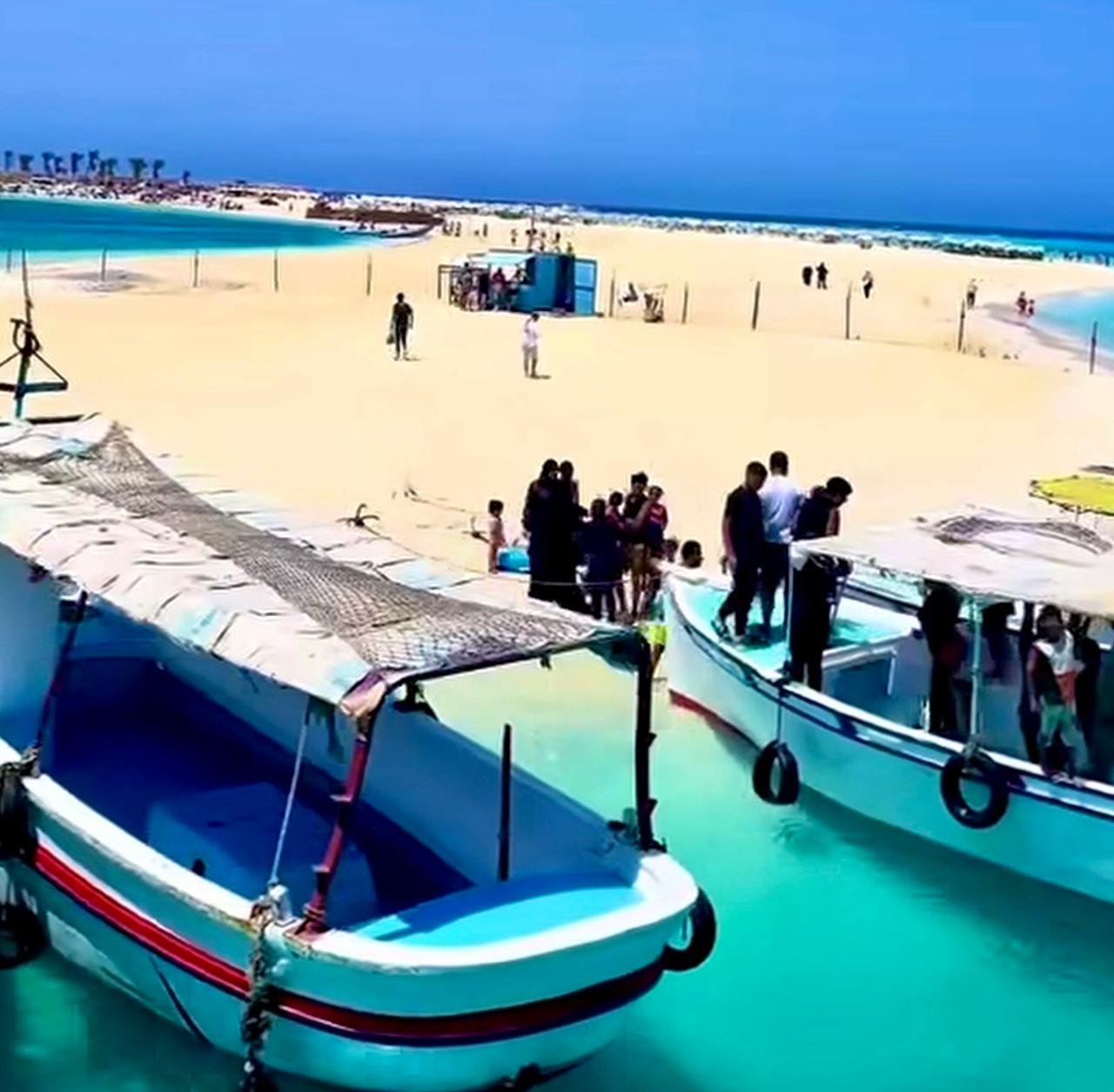 قوارب نقل المصطافين بين شاطئ الغرام ومدينة مرسى مطروح