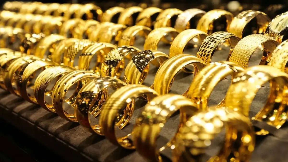 عاجل: انفجار الذهب اليوم… هل تختار عيار 21 أو 18؟ أسعار صادمة داخل الصاغة قد تغير قرارك!