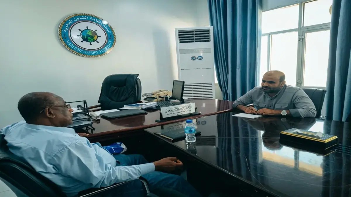 عاجل: لقاء سرّي في المكلا يكشف قرارات خطيرة لموانئ اليمن… هل ستتغير قواعد دخول السفن 100%؟