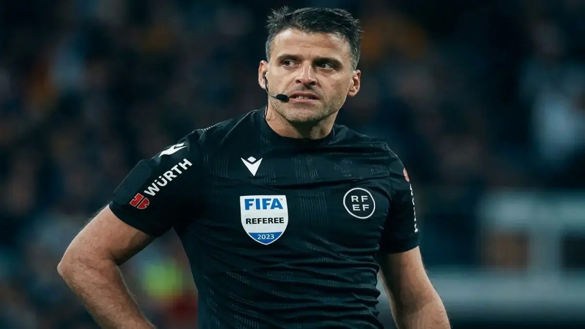 عاجل: جماهير ريال مدريد تنفجر غضباً ضد الحكم جيل مانزانو… تقرير غريب يكشف أسباب فوضى الشوط الأول!