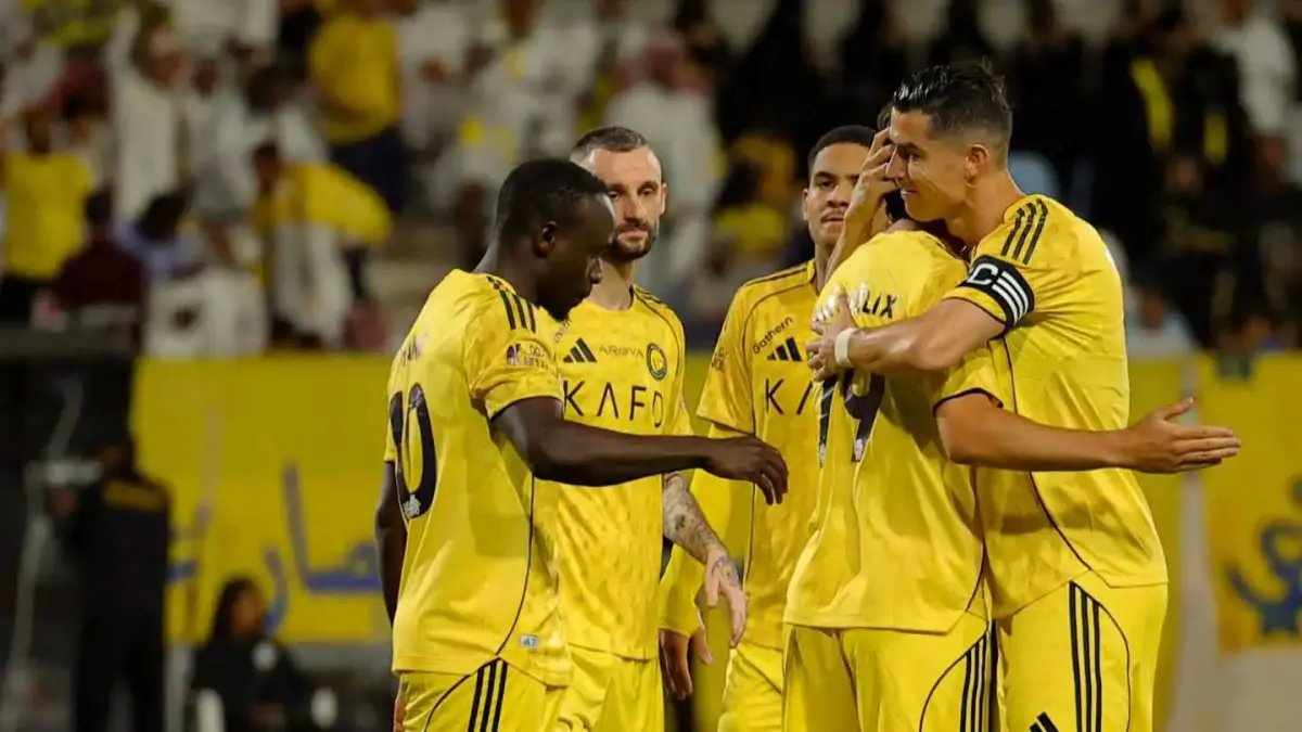 صدمة تهز الوسط الكروي..الموت يفجع نجم النصر في توقيت قاتل قبل ديربي الحسم.. هل يغيب عن لقاء الموسم؟