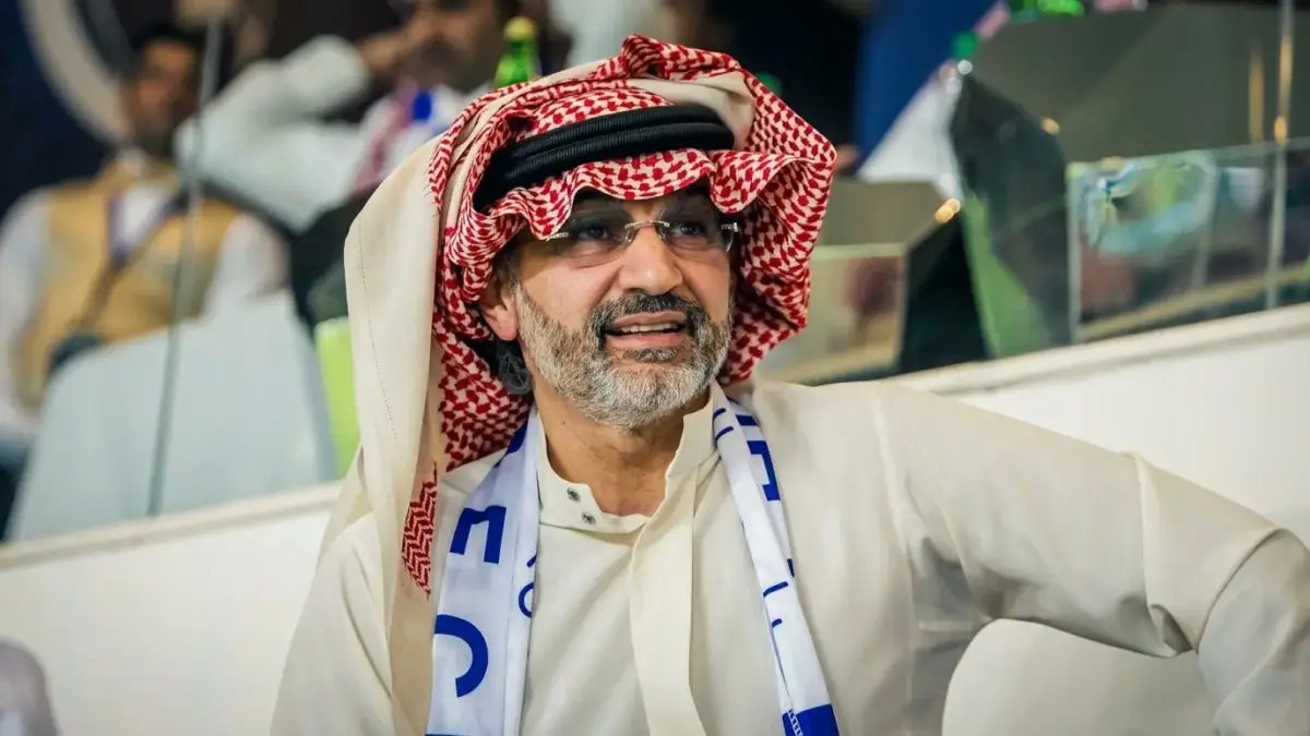 عاجل: الوليد بن طلال يكشف عن أول بطولة بعد تملكه 70% من الهلال... شاهد كيف رُد له وأسرار تسليم الكأس من ولي العهد!