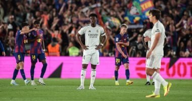 برشلونة يتقدم على الريال 2-0 بالشوط الأول ويقترب من التتويج بالليجا.. فيديو
