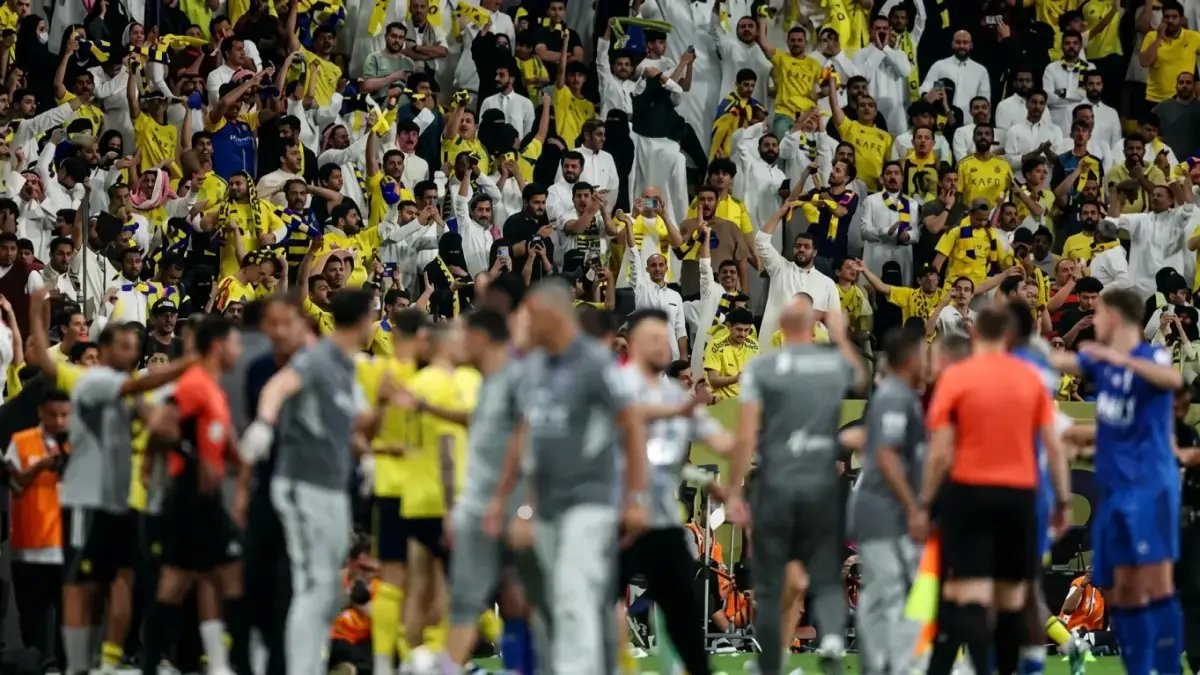 صادم: اشتباكات جماهيرية بين النصر والهلال داخل الملعب بعد الديربي - التوتر يتصاعد بين الصدارة واللقب!