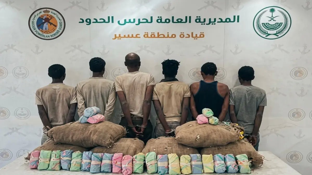 عاجل في عسير: حرس الحدود يسحق أكبر عملية تهريب ويقبض على 6 إثيوبيين و120 كيلو قات!