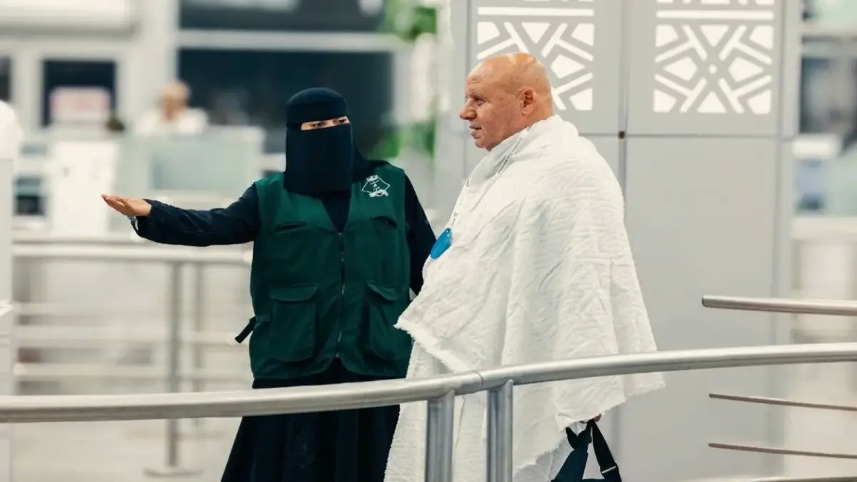 داخل صالات الحج.. متطوعون مدربون يُحوّلون رحلة ضيوف الرحمن إلى تجربة إنسانية فريدة!