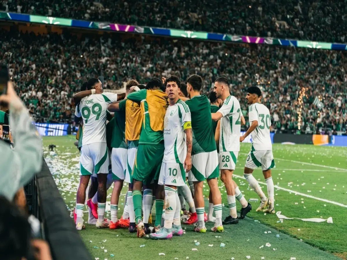  الصدمة التي تحولت إلى فرحة… 4 مكاسب تاريخية حققها الأهلي السعودي رغم خسارة الدوري - رقم قياسي صادم يغير مستقبل النادي!