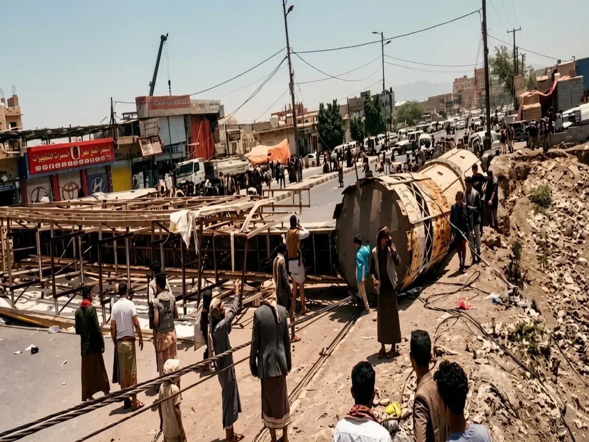  فيديو صادم.. جسر المشاة يسقط مباشرة على رؤوس المواطنين في سوق صنعاء المكتظ.. هروب جماعي ولقطات مروعة!