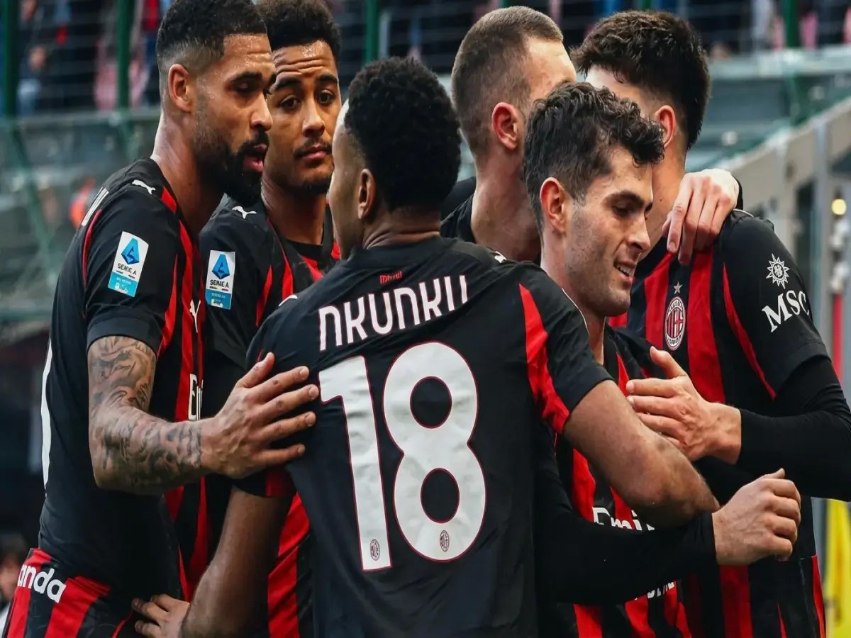  ميلان يبدأ صفقة مزلزلة بعد الإخفاق التاريخي… بيع لاعبين ومدرب لتحقيق 100 مليون يورو!