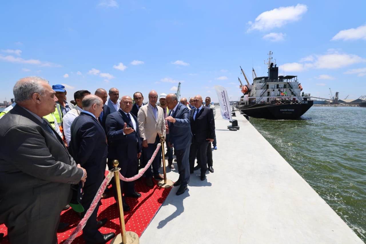 وزير النقل يتفقد مشروعات ميناءي الإسكندرية والدخيلة (2) وزير النقل يتفقد مشروعات ميناءي الإسكندرية والدخيلة (2)