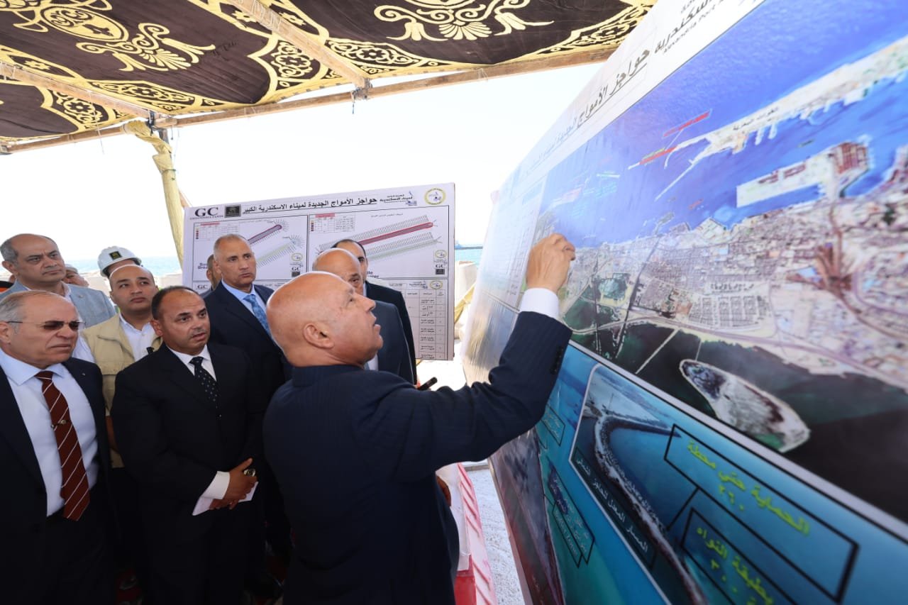 وزير النقل يتفقد مشروعات ميناءي الإسكندرية والدخيلة (4) وزير النقل يتفقد مشروعات ميناءي الإسكندرية والدخيلة (4)