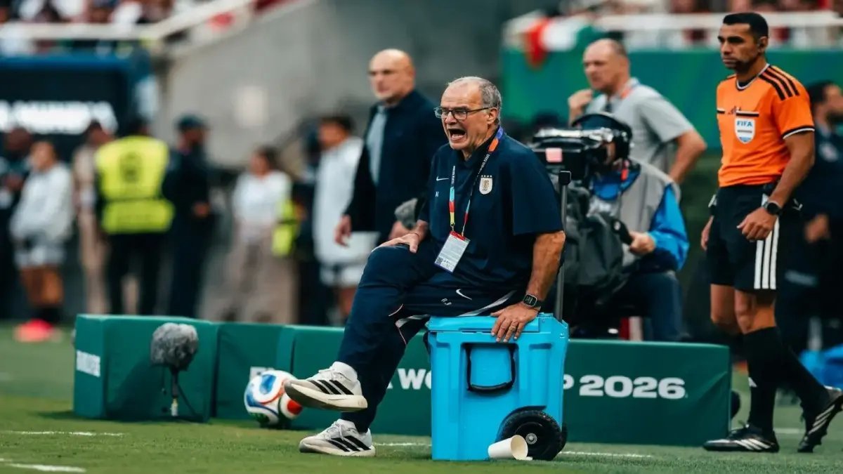 عاجل: أوروغواي تسقط بالخزي! المنتخب التاريخي يخرج من مونديال قطر دون أي فوز… والنجوم يتحدون مدربهم بيلسا!