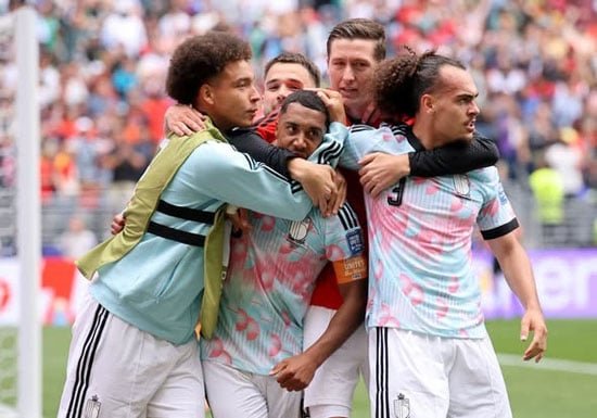 احتفال لاعبى بلجيكا بهدف يوري تيليمانس احتفال لاعبى بلجيكا بهدف يوري تيليمانس